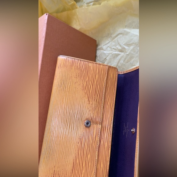 LV yellow with purple interior Epi Sarah wallet - Picture 9 of 12
